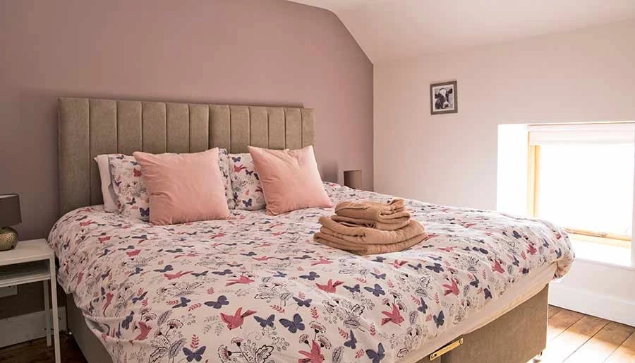 A twin-configured bedroom at Morridge View