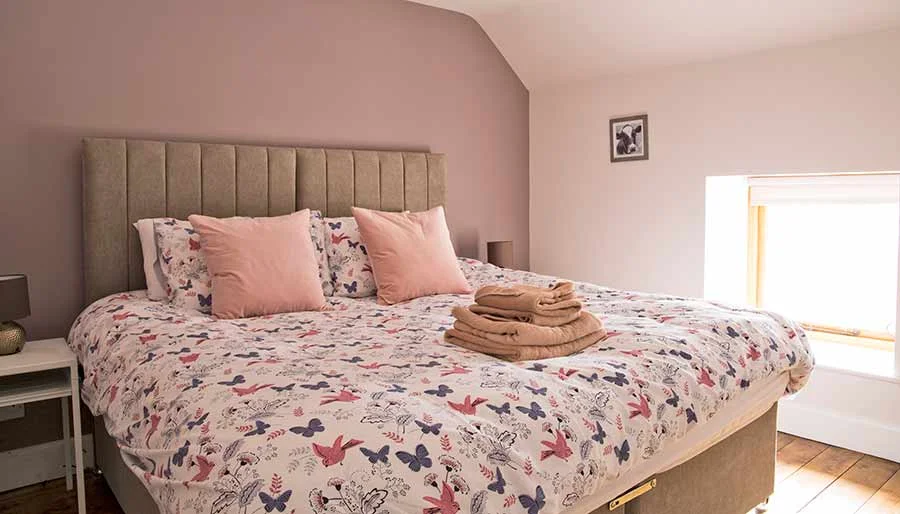 A twin-configured bedroom at Morridge View